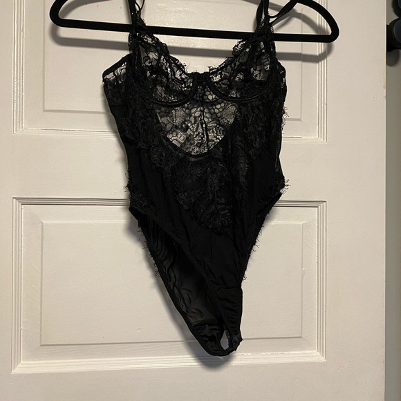 ❗️SOLD❗️M LACE BODYSUIT - Picture 2 of 3